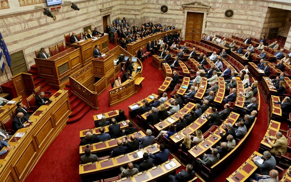 Βουλή: Αποχώρησαν ΚΚΕ και Ποτάμι μετά την «καταιγίδα» τροπολογιών